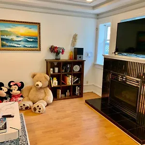 One Bedroom Queen Bed Sharing Washroom In Tiger Sweet House License## Guest house Richmond